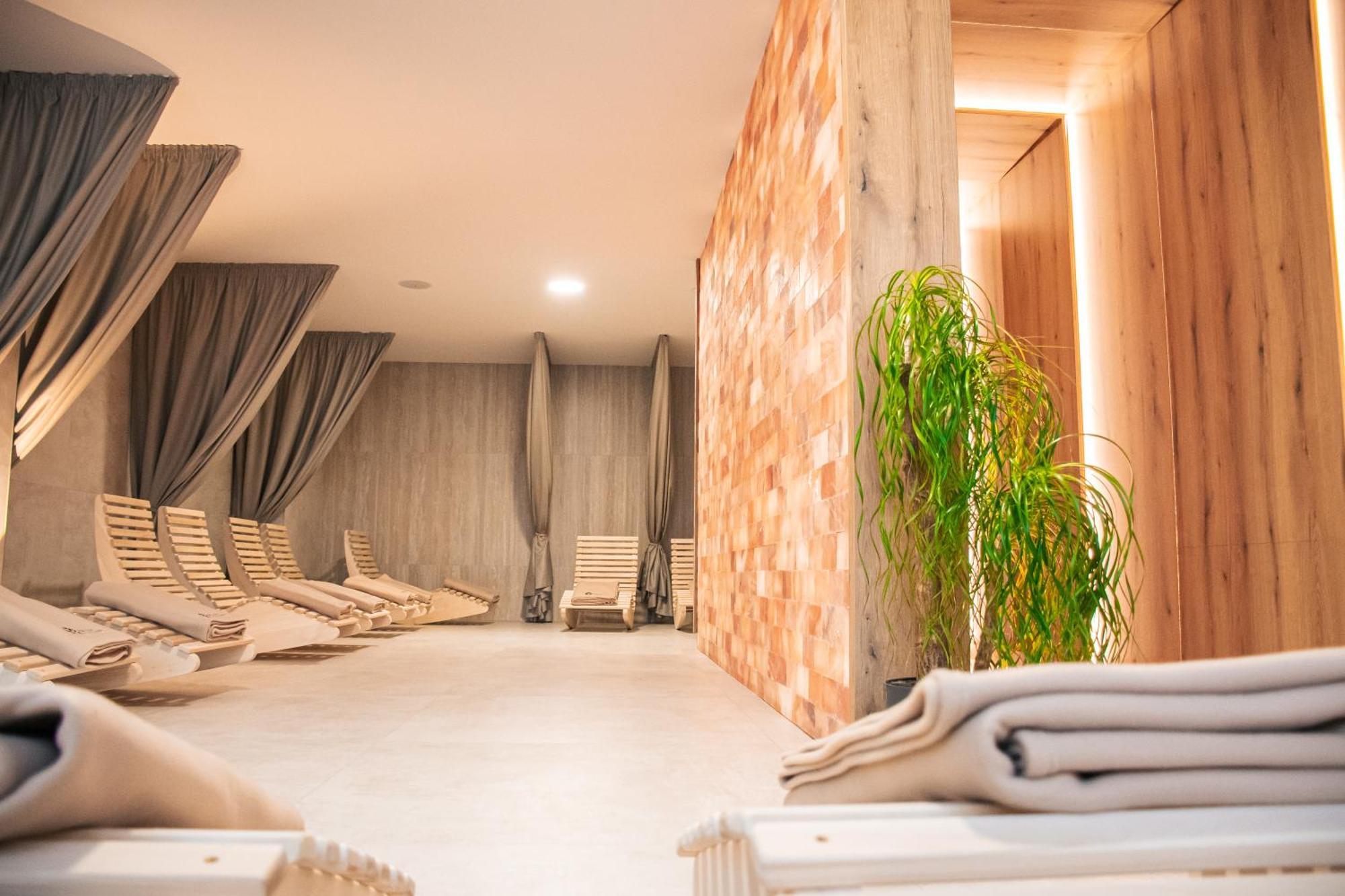 Rm Hotel Wellness & Congress Prievidza Esterno foto